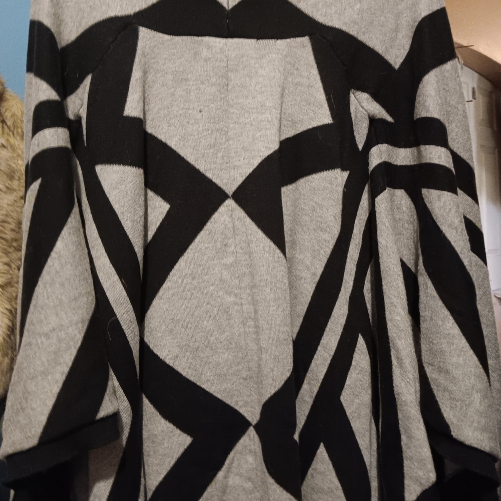 Mossimo unique pattern pocho/shrug. Great for a breezy night or day. M/L - Picture 8 of 10
